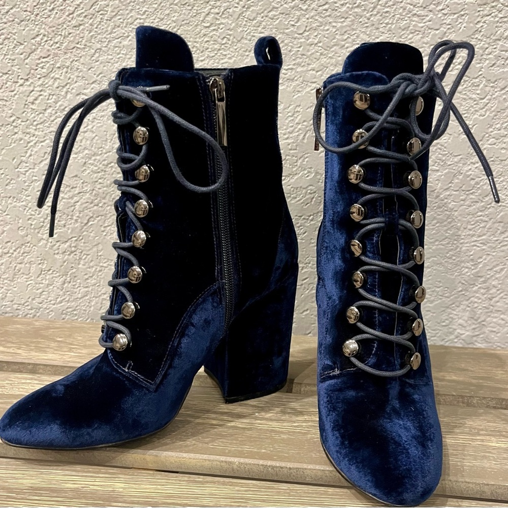 Kendall and Kylie Navy boots sz 6.5